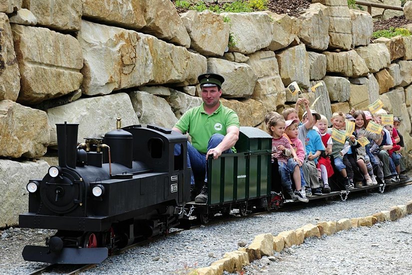 Kinder fahren mit der Bergbahn der Kleinen Sächsischen Schweiz. Foto: Tourismusverband Sächsische Schweiz