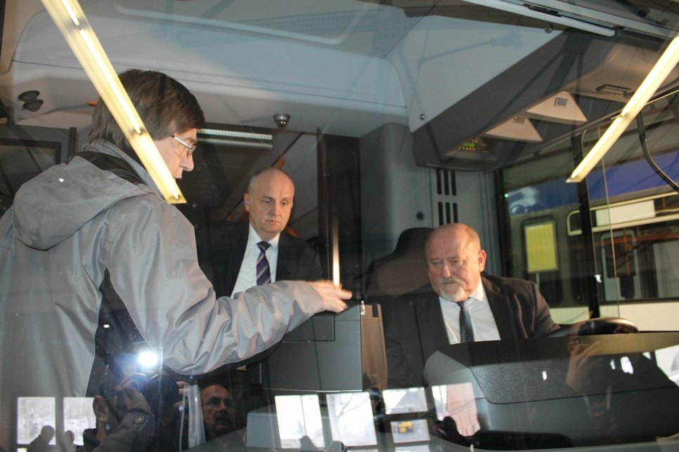 Oberbürgermeister Siegfried Deinege (rechts) und GVB-Geschäftsführer Andreas Trillmich in einem der beiden neuen Busse. Foto: Keil