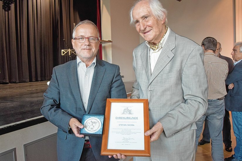 OB Stefan Skora zeigt die von Prof. Dr. Heinrich Fink überreichte Ehrenurkunde und Plakette. Foto: Katrin Demczenko