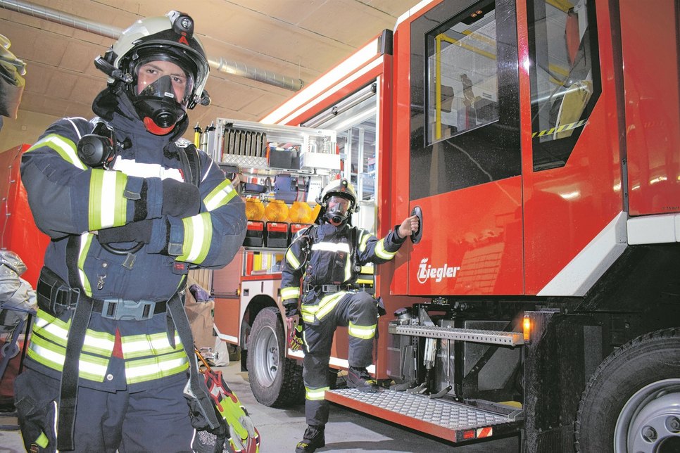 Bei Brandeinsätzen sind die Feuerwehrleute in voller Montur im Einsatz.