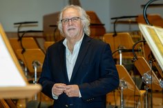 Sir Donald Runnicles ist damit ab der Saison 2025/26 Chefdirigent der Dresdner Philharmonie.