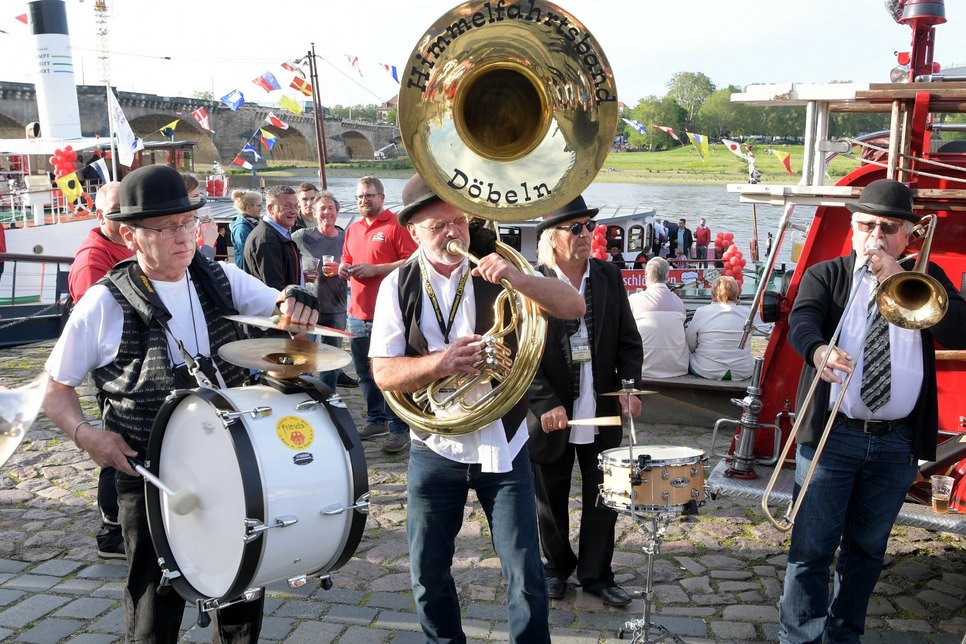 Die Himmelfahrtsband Döbeln (Hartmut Börner am Susaphon) spielt am Anleger für das Riverboat Shuffle.