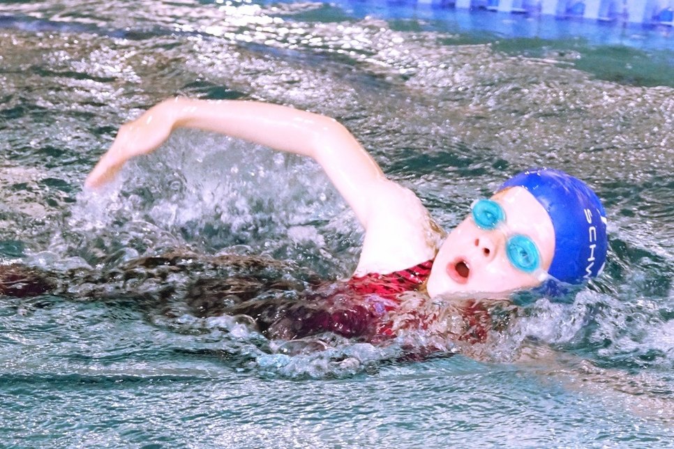 Paula Gallwitz (acht Jahre), Dritte Rückenschwimmen. Foto: Sportclub Riesa e.V.