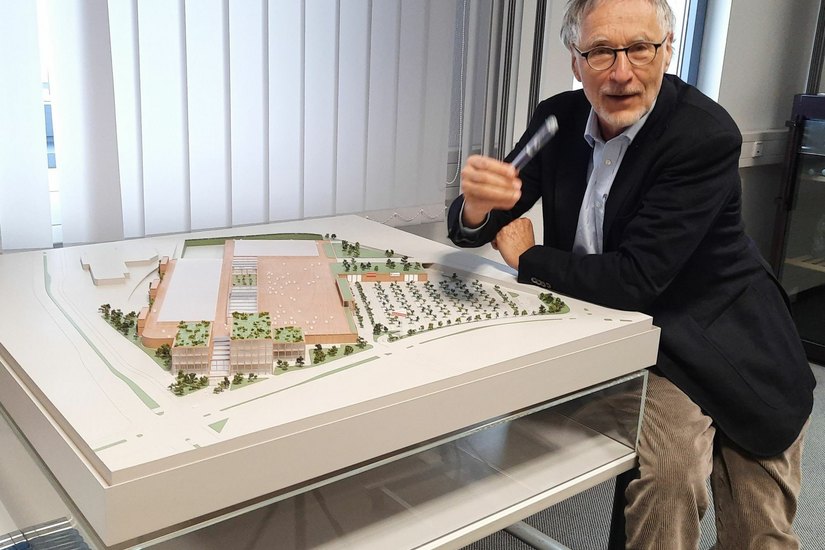 Kurt Krieger vor seinem Modell des neuen Kaufpark. Foto: Pönisch