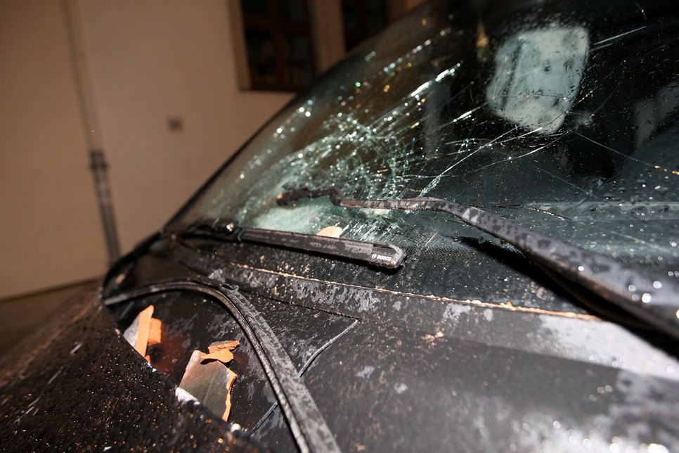 Auf der Dohnaischen Straße beschädigten herabfallende Ziegel ein Auto.