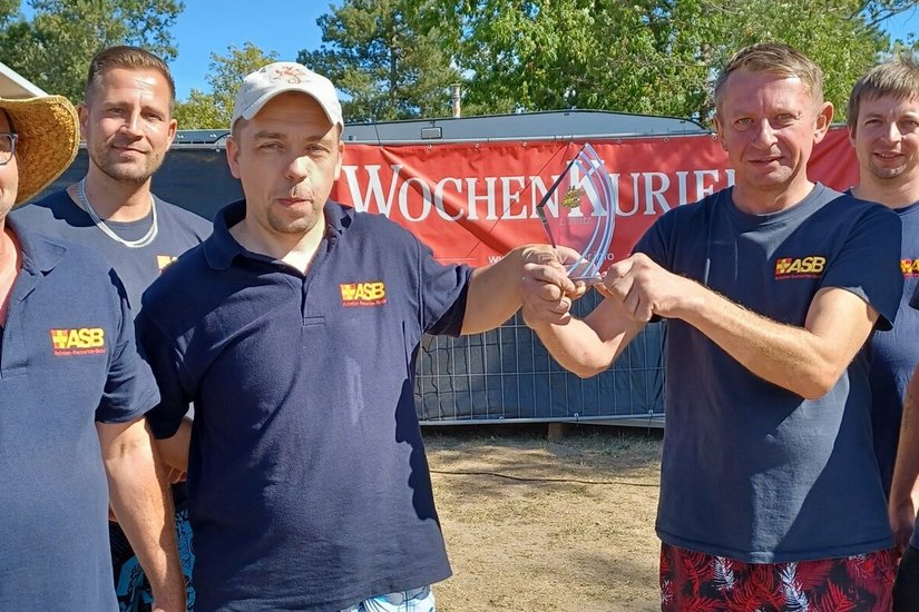 V.L.: Steffen Gumbrecht, Michel Winkler, Lars Schmidt, Daniel Kranig, Marcus Schunack und Sören Preis sind die Sieger vom Schlauchboot-Rennen.