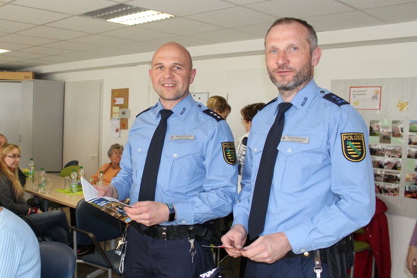 Die Bürgerpolizisten Robin Lieske (l.) und André Kober informierten interessierte Senioren im VDK-Familienzentrum über mögliche Gefahren und gaben wertvolle Tipps, um sich schützen zu können.