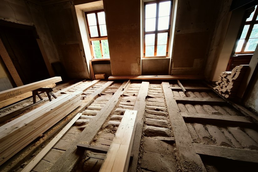 Solide Zimmermannsarbeit von einst: ein Blick in die Böden des Obergeschosses.