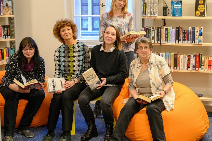 Anke John, Petra Miksch, Laura Siebert, Tina Angermann und Stephania Hentschel (v.l.) kümmern sich um die Lesewünsche aller großen und kleinen »Leseratten«.