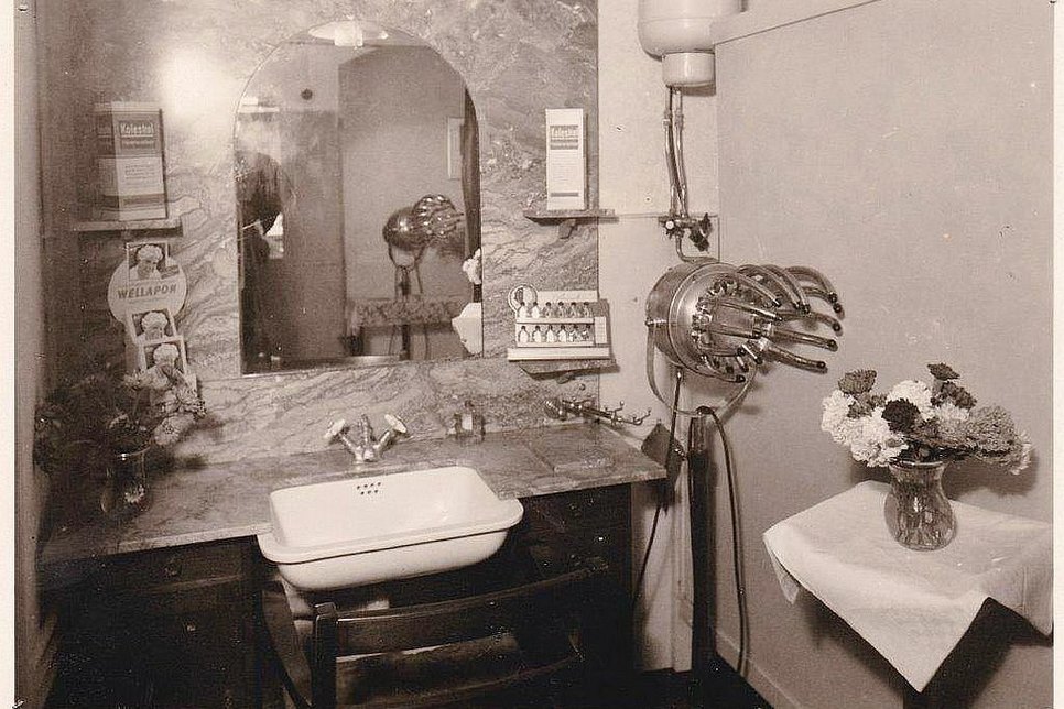 So sah es damals im Salon aus: Waschbecken  und Spiegel am Marmortisch, Trockenhaube und Wasserboiler.