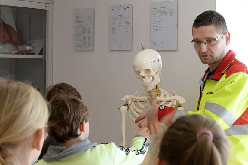Auch im Schulungsraum der (Lehr-)Rettungswache durften die Kinder Hand anlegen. Foto: Klinikum Niederlausitz GmbH / Steffen Rasche