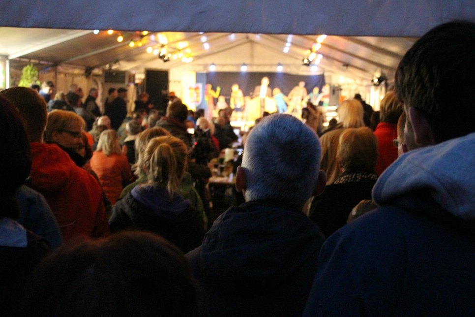 Das Zelt war zur Eröffnung des Friedensfestes am Freitag prall gefüllt. Foto: Keil