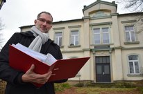 Rammenaus Bürgermeister Andreas Langhammer steht vor der ehemaligen Fichteschule, die mit einem neuartigen Konzept wiederbelebt werden soll.
