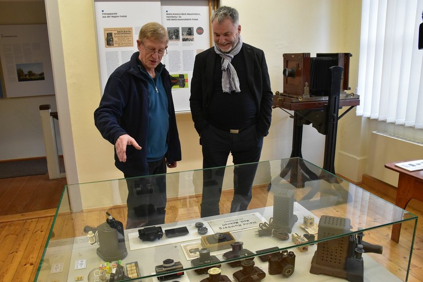 Oberbürgermeister Uwe Rumberg und Museumsmitarbeiter Wolfgang Vogel (v.r.) beim Gedankenaustausch zu den Ausstellungsstücken. Foto: Trache