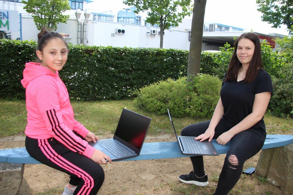 Sinem (11, 5. Klasse, li.) und Sophie (14, 7. Klasse) sind stolz auf ihre neuen Laptops, die sie künftig in der Schule und zu Hause nutzen dürfen. Foto: Pönisch