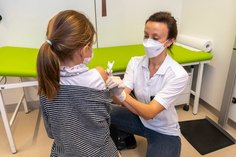 Eine Ärztin am Universitätsklinikum Dresden impft ein Mädchen. In der Woche vor Weihnachten haben im Uniklinikum Dresden über 200 Kinder die Impfung gegen das Corona-Virus bekommen. Fotos: UKD/Marc Eisele