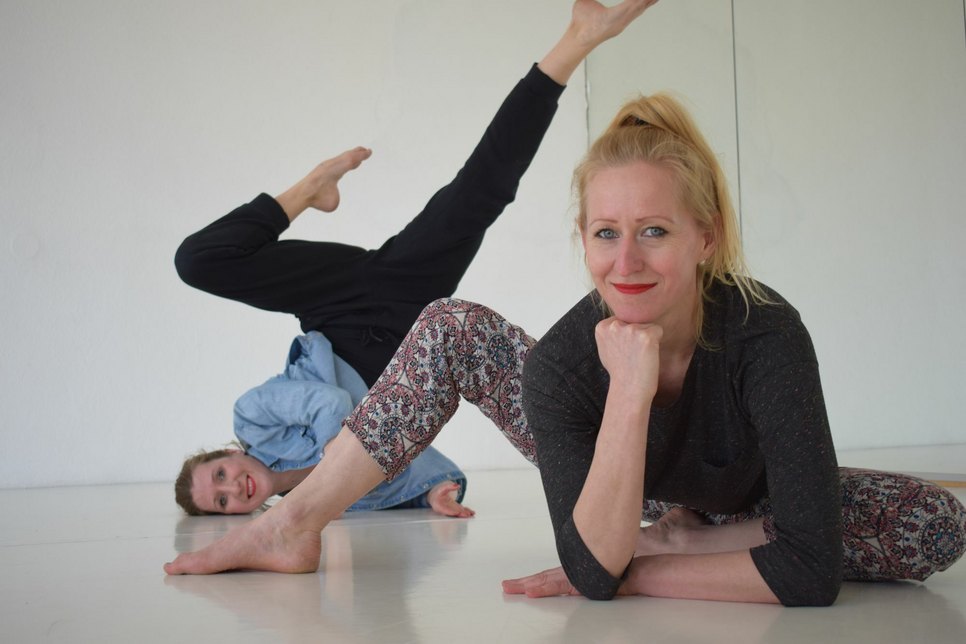 Die beiden Künstlerinnen Anne Dietrich (vorn) und Jana Schmück suchen nach freiwilligen Tänzern für ein Bühnenstück. Foto: spa