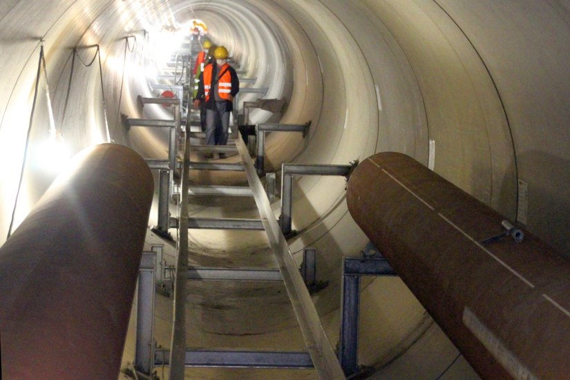Im Tunnel, gut sichtbar die beiden Stahlschienen links und rechts, auf die in den nächsten Tagen die beiden Metallleitungen (je 50 cm Durchmesser) gelegt werden