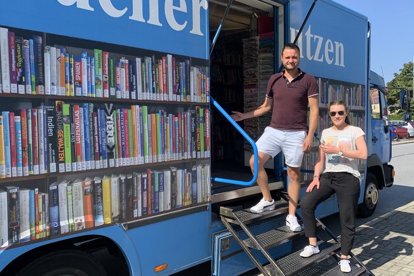 Bibliotheks-Mitarbeiter Thomas Richter und Auszubildende Lara Erler heißen die Gäste im Bautzener Bücherbus willkommen.