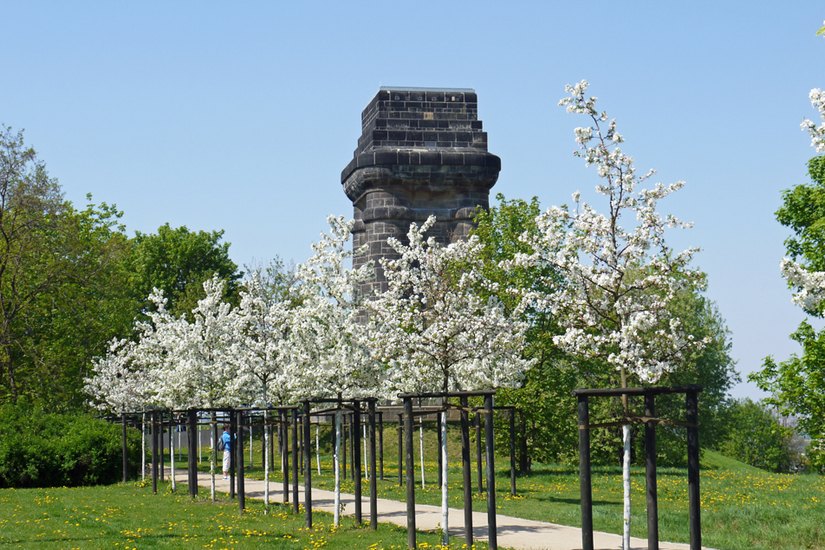 Der Bismarckturm, hier in der Apfelblüte.