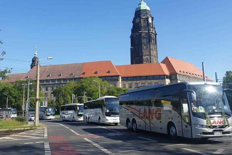 Am 3. Juni werden wieder viele Reisebusse durch Dresden rollen. Foto: cpö