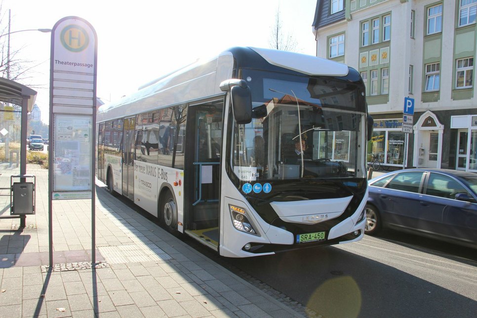 Der Ikarus-Elektrobus, der in Senftenberg getestet wird, verfügt über 28 Sitzplätze, 53 Stehplätze sowie einen Rollstuhlplatz.