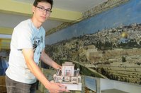 Christian Schirrmeister mit seinem selbst gefertigten Modell des jüdischen Tempels in Jerusalem.
 Foto: Matthias Stark