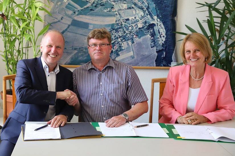 Vertragsunterzeichnung zur Betriebsführung der Dorfhainer Abwasseranlagen Olaf Schwalbe (Mitte) mit den beiden Geschäftsführern Gunda Röstel und Ralf Strothteicher.  Foto: PR