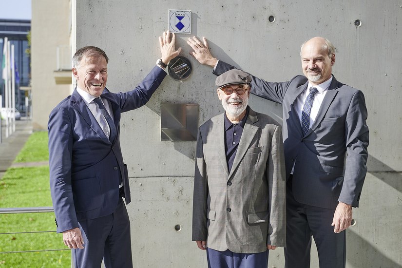 Enthüllung der Denkmalschutzplakette mit Landtagspräsident Dr. Matthias Rößler, Architekt Prof. Peter Kulka und dem Sächsischen Landeskonservator Alf Furkert (v.l.n.r.).