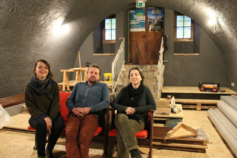 Yasmin Vardic, Marek Georgi und Louise Georgi im Saal des Camillo-Kinos, der aktuell renoviert wird. Foto: T. Keil