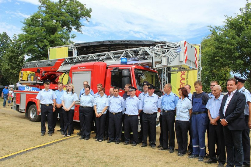 Die neue Drehleiter der Feuerwehr wurde offiziell übergeben. Foto: Stadt Lauchhammer