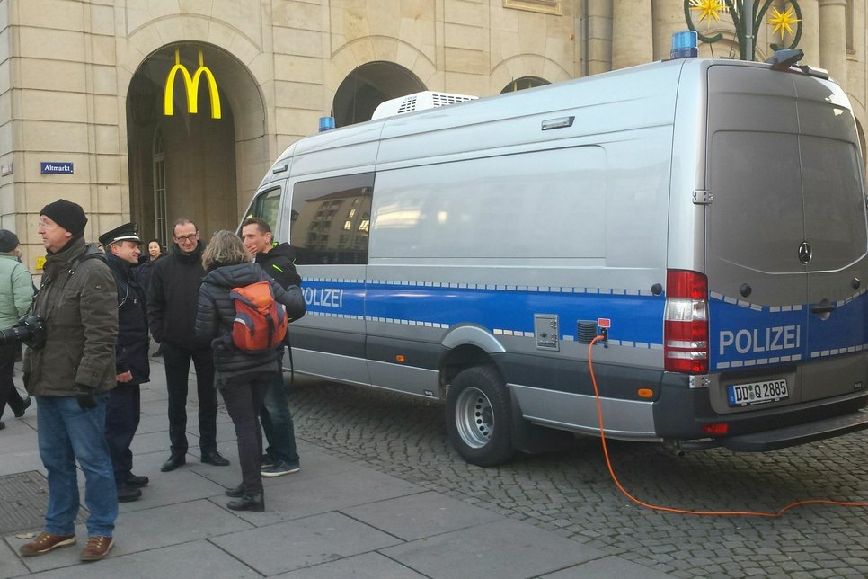 Wartende Reporter und Fotografen von verschiedenen Medien. Auch ein Fernsehteam aus Prag ist vor Ort. (Fotos: Mike Schiller)