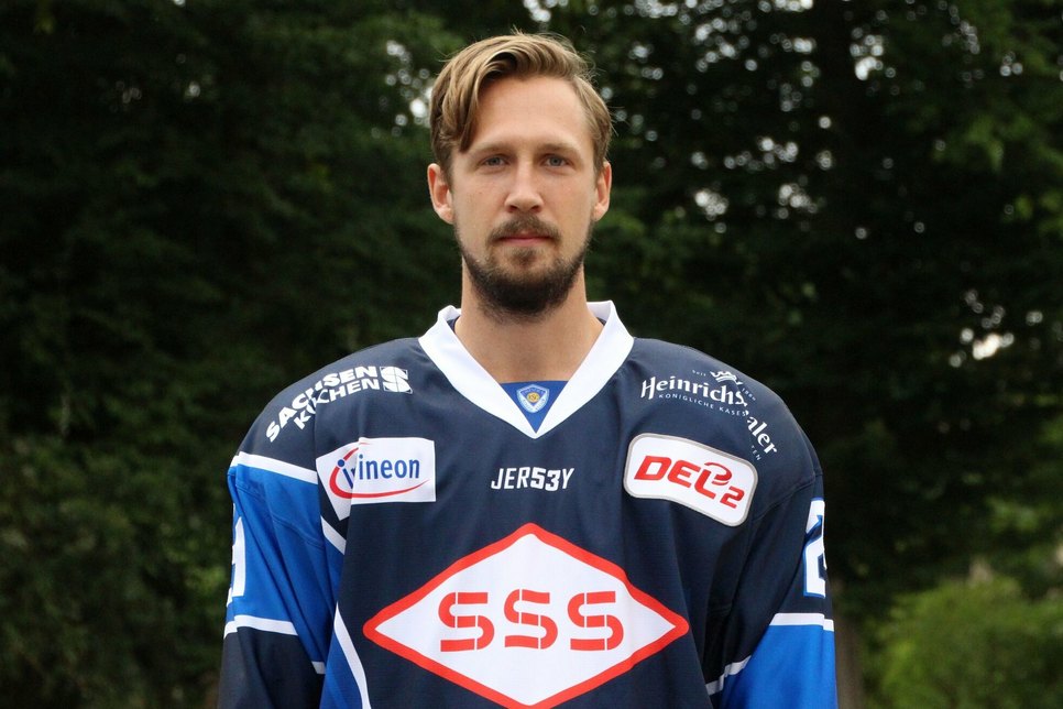 Simon Karlsson bleibt den Eislöwen treu.