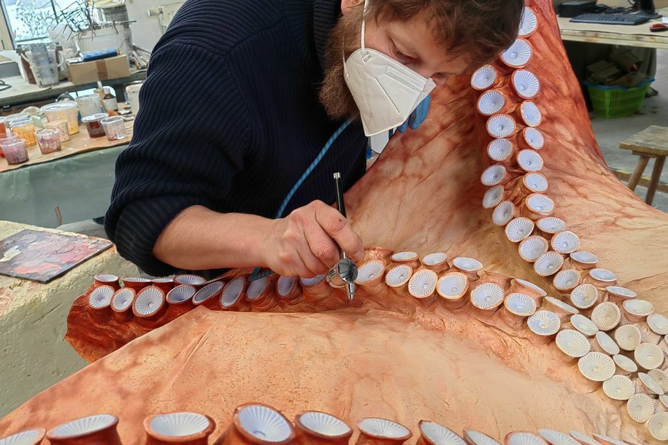 Theaterkulissenmaler David Kaltofen gibt dem Kraken mit der Airbrushpistole plastische Strukturen, die mehrfach transparent aufgetragen werden.
