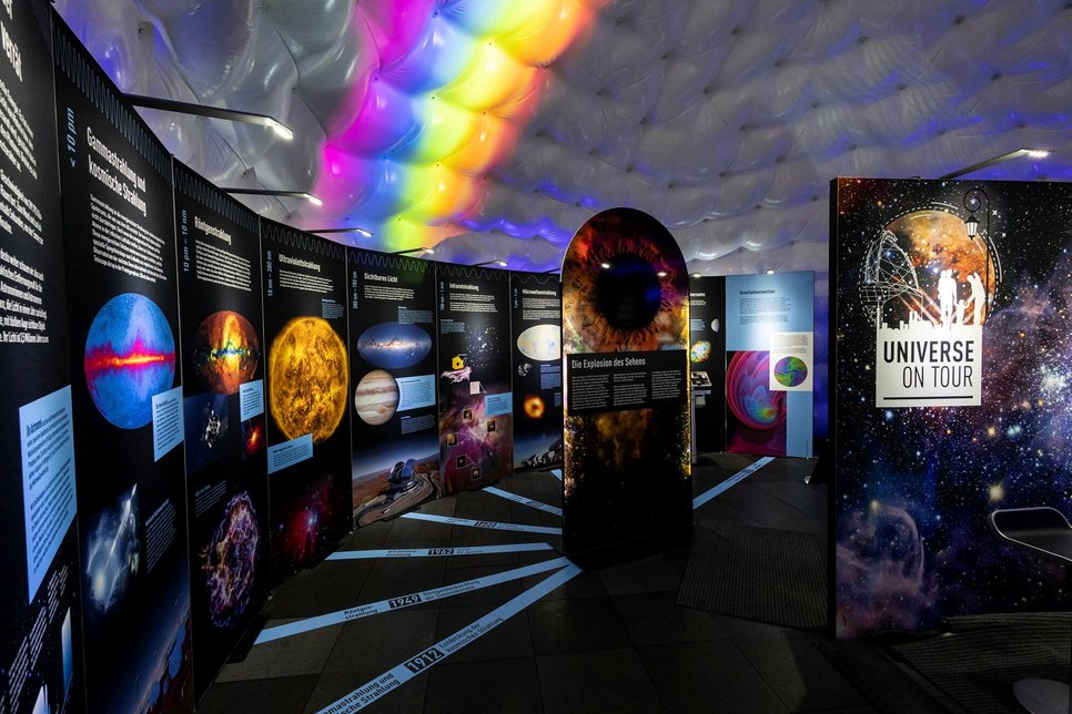 Die Ausstellung nimmt Interessierte mit auf eine Zeitreise durch die Astronomie und Astrophysik.