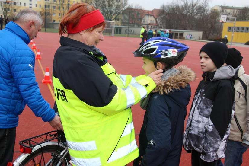 Barbara Jentsch in ihrem Elemtent: Beim Projekt „FahrRad aber sicher“ hilft sie Steppkes der Sportbetonten Grundschule, den Fahrradhelm korrekt aufzusetzen. Die Schule ist eine von drei Schulen in Cottbus, die Schülerlotsten im Einsatz hat. Foto: jho