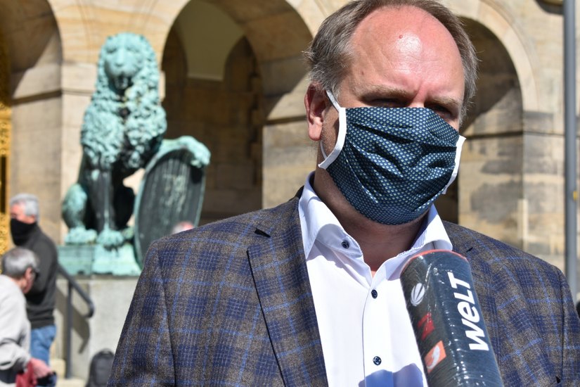 OB Hilbert zeigte sich überrascht vom Riesenandrang bei der Ausgabe der kostenlosen Mund-Nasen-Schütze am Montag vor dem Dresdner Rathaus. Foto: Schiller