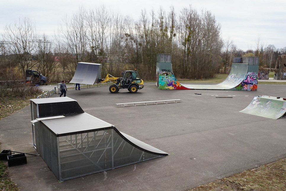 Die Skaterbahn in der Grünen Mitte Großräschens wird jetzt erneuert. Fotos: Katie Kiesel/Stadt Großräschen