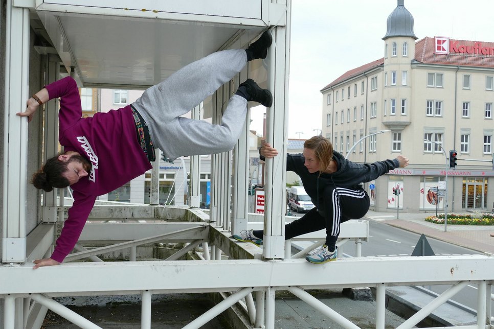 Denise Noack und Kostis Spyrou proben für die Tanzperformance auf dem Vordach am Berliner Platz. Foto: Thoralf Haß