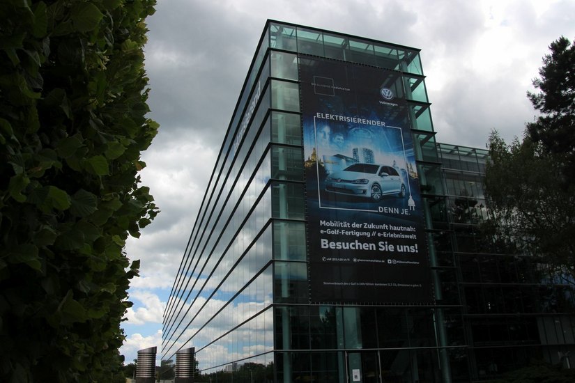 Die Gläserne Manufaktur am Straßburger Platz wird fortan alle e-Fahrzeuge des VW-Konzern bauen. Fotos: Pönisch