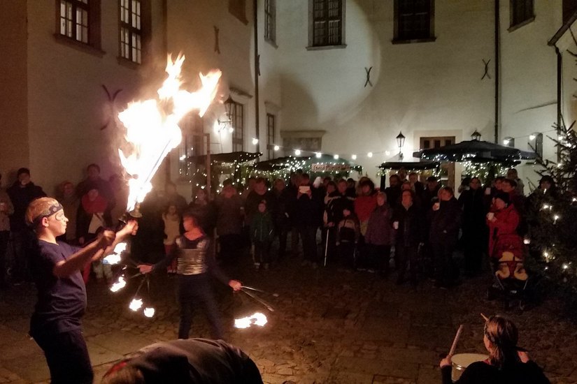 Feuershow im Schloss Hoyerswerda. Foto: Zoo, Kultur und Bildung Hoyerswerda gGmbH