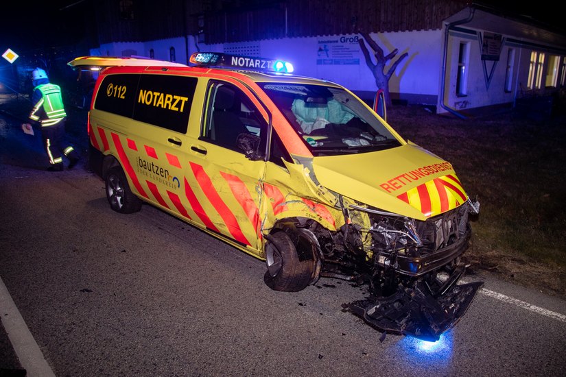 In Weißnaußlitz stieß eine Skoda-Fahrerin mit einem Notarzteinsatzfahrzeug zusammen. Fotos: Rocci Klein