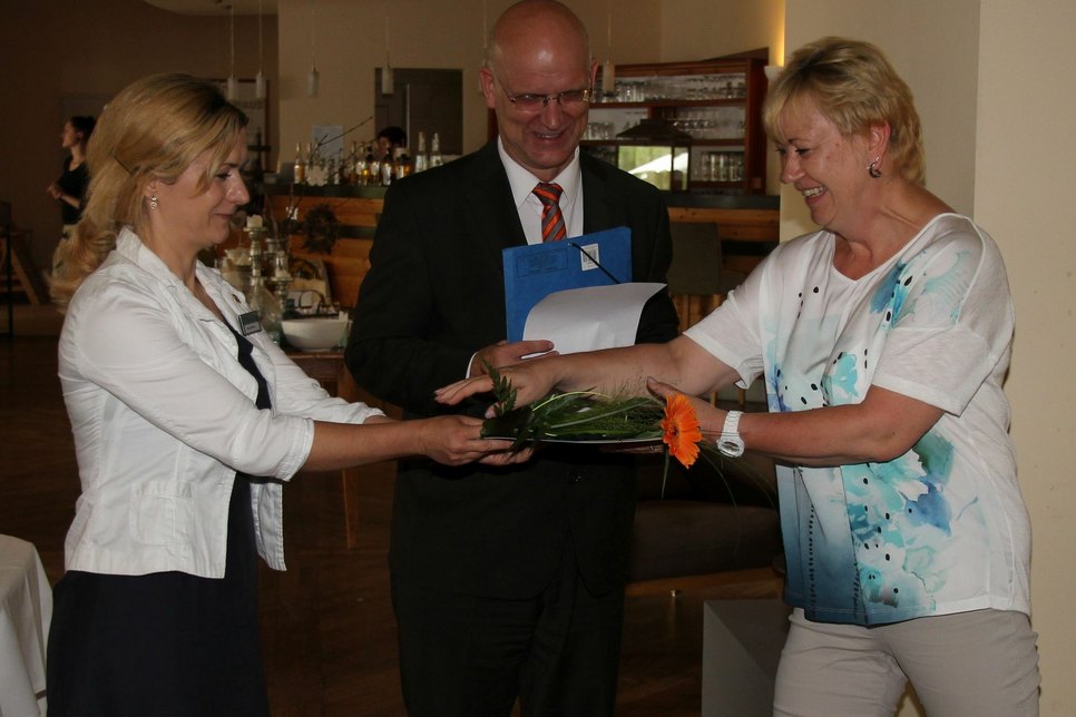 Für Dirk Neubert nahm Hedda Dommisch von der Stadt Mittenwalde die Auszeichnung entgegen.