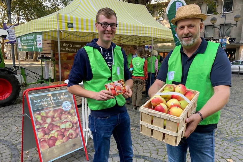 Mehrere heimische Obstanbauer stehen dann mit üppig gefüllten Körben vor dem Dresdner Kulturpalast, um Passanten mit knackigen Äpfeln zu erfreuen.