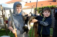 Finn und Bjarne aus Dohna schauen sich im Ritterlager um und probieren alte Rüstungen an.