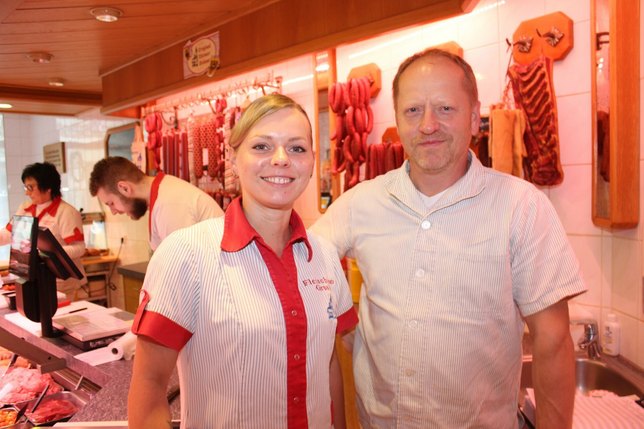Inhaber Bert Gruske (r.) und Tochter Linda Gruske (2.v.r.), beide Fleischermeister.  Im Hintergrund Verkäuferin Gabriele Beer und Verkäufer Florian Maylahn.
