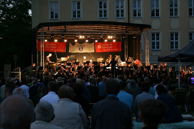 Die Bläserphilharmonie Dresdenspielte im Elsterwerdaer Schlosspark.