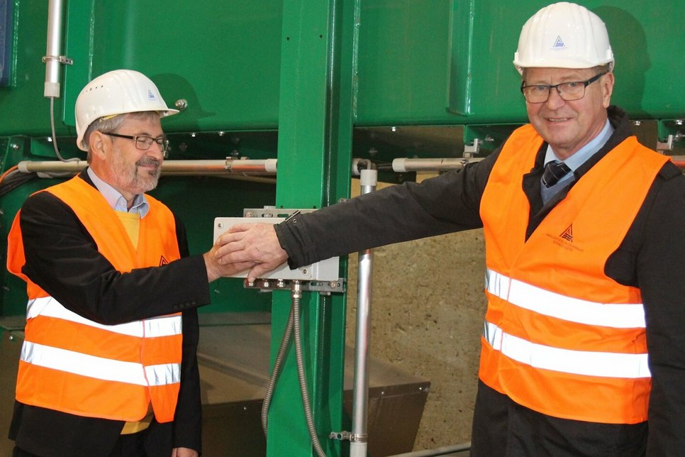 O‘zapft is! Umweltminister Axel Vogel und Landrat Siegurd Heinze starten den Probelauf für die neue AEV-Anlage im BEZ Freienhufen.