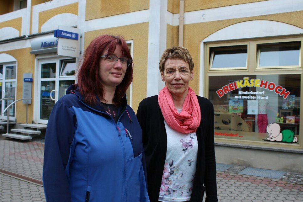 Corina Friedrich (links) und Gudrun Marusch vor dem Dreikäsehoch und der Allianz-Agentur auf der Ödernitzer Straße.