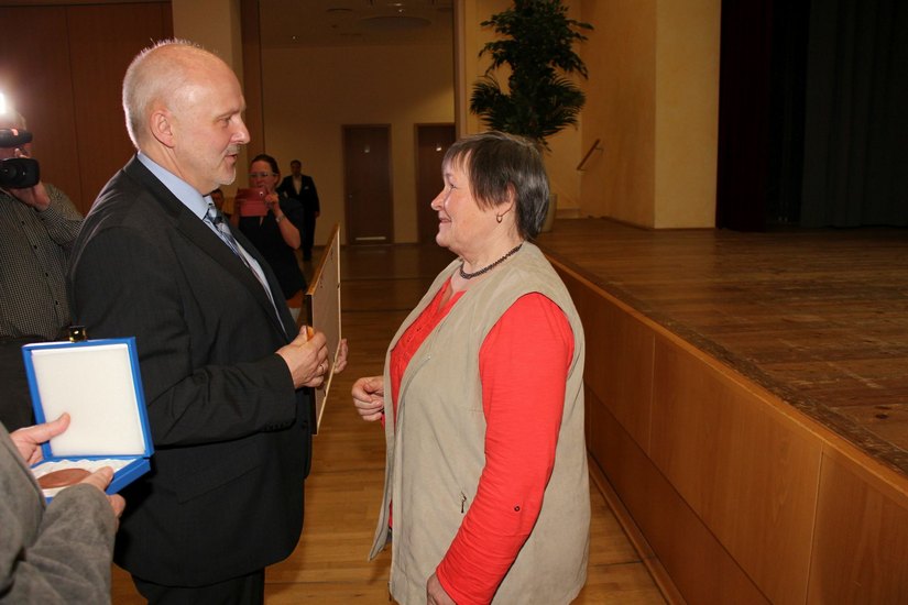 Helga Gunschera mit Bürgermeister Thomas Zenker.